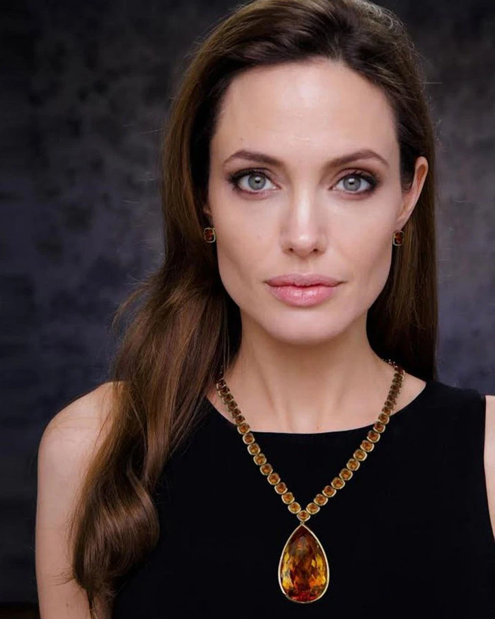 <p>На фото: актриса Анджелина Джоли в украшениях с цитринами</p>
