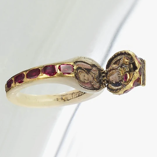 <p>На фото:&nbsp;Кольцо-медальон Елизаветы I, XVI век.</p>
