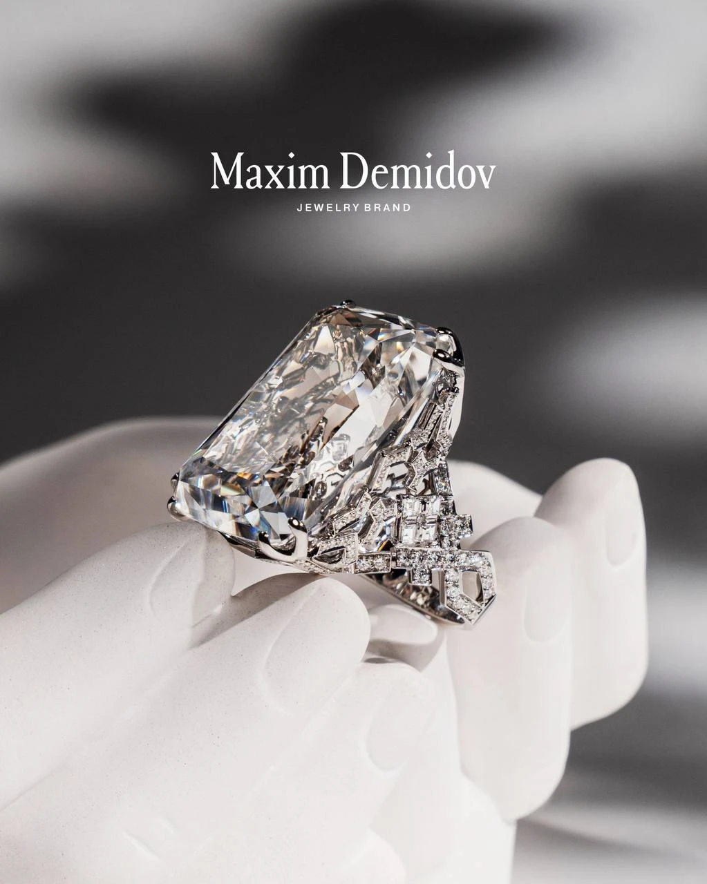 <p><em>На фото: кольцо с фенакитом <a href="https://maxim-demidov.ru/products/kolco-dyhanie-mira" target="_blank">«Дыхание мира»</a> от Ювелирного Дома Maxim Demidov</em></p>