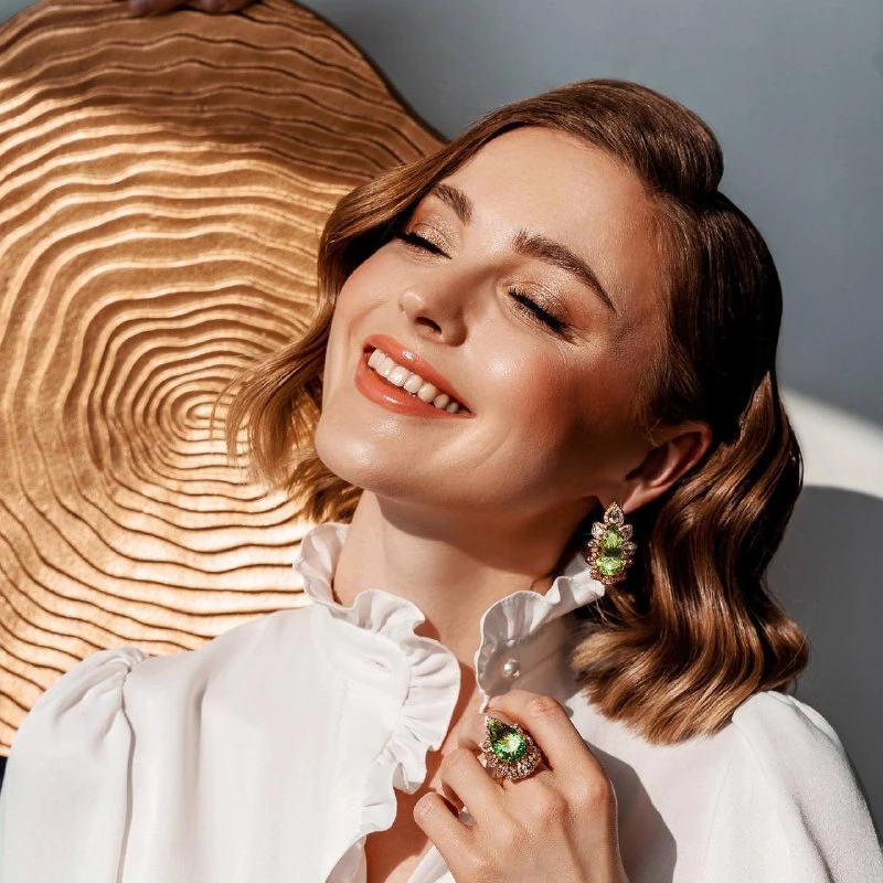 <p>На фото: гарнитур с зелёным кварцем <a href="https://maxim-demidov.ru/products/garnitur-properciya" target="_blank">«Проперция»</a> от Ювелирного дома Maxim Demidov</p>