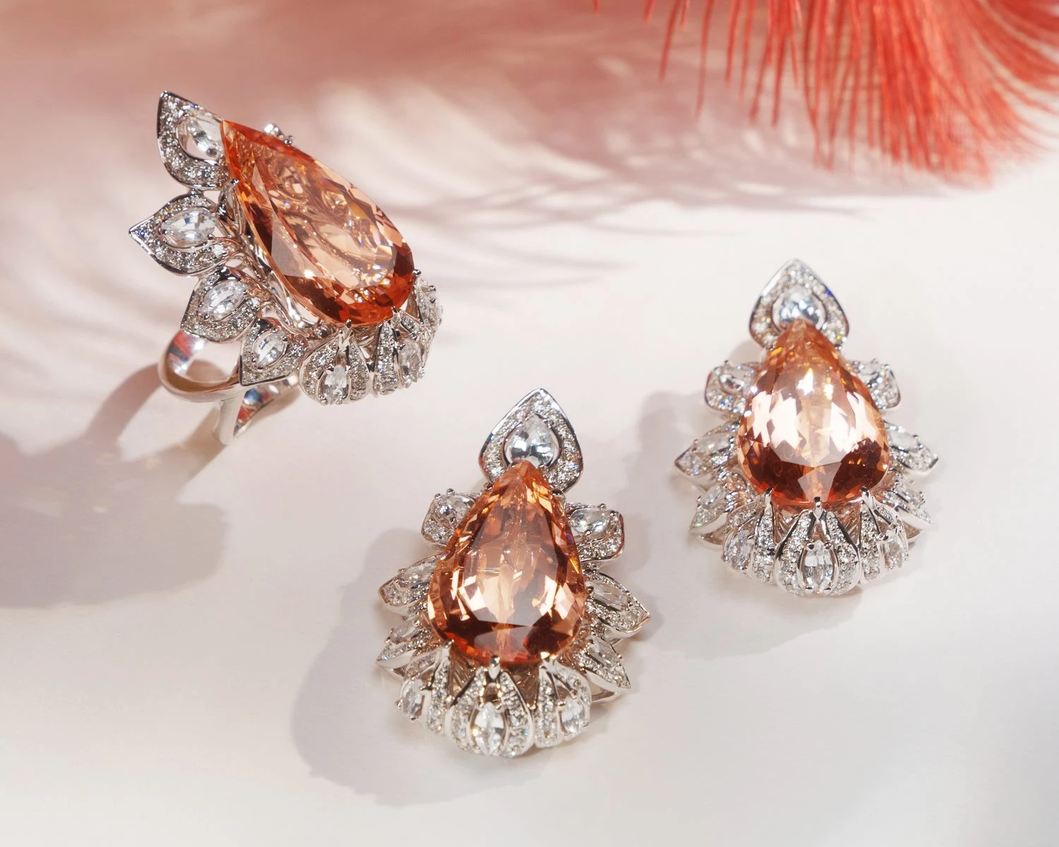 <p data-v-d43e9a95="">На фото: Гарнитур <a href="https://maxim-demidov.ru/products/garnitur-vnezapnaya-vstrecha">«Внезапная встреча»</a></p>
