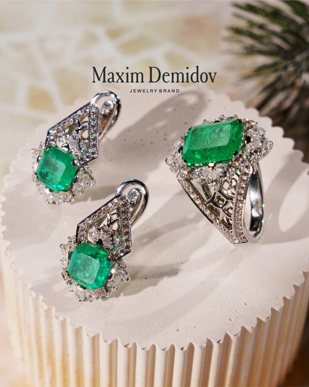 <p><em>На фото: гарнитур с изумрудами <a data-entity-type="MessageEntityUrl" dir="auto" href="https://maxim-demidov.ru/products/garnitur-kamilla" rel="noopener noreferrer" target="_blank" title="https://maxim-demidov.ru/products/garnitur-kamilla">«Камилла»</a> от Ювелирного дома Maxim Demidov</em></p>