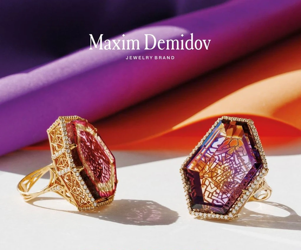 <p><em>На фото: кольцо с аметрином&nbsp;<a href="https://maxim-demidov.ru/products/kolco-magicheskoe-dvoevlastie" target="_blank">&laquo;Магическое двоевластие&raquo;</a> (Находится в частной коллекции) и кольцо с полихромным турмалином&nbsp;<a href="https://maxim-demidov.ru/products/kolco-sochnyy-fresh" target="_blank">&laquo;Сочный фреш&raquo;</a> от Ювелирного дома Maxim Demidov</em></p>

<p><br />
&nbsp;</p>
