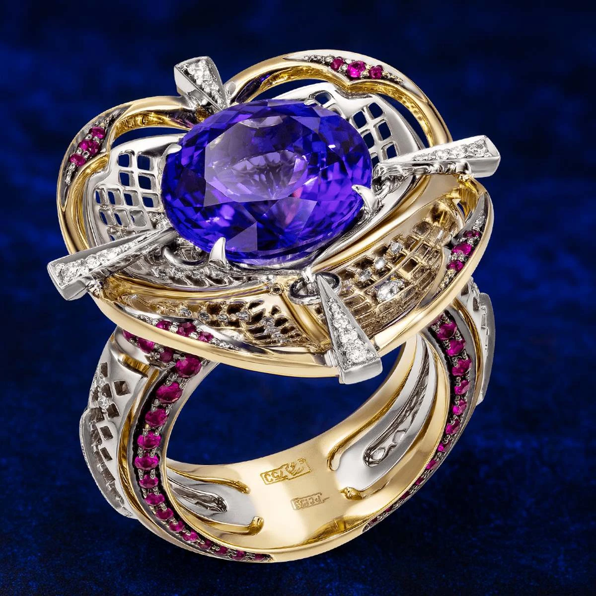 <p>На фото: кольцо <a href="/catalog/products/kolco-lyubimec-korolev" rel="noopener" target="_blank">«Любимец королев»</a></p>