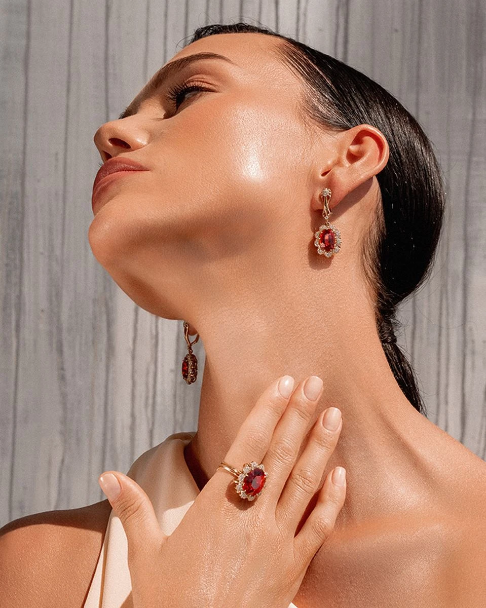 <p>На фото: гарнитур <a href="https://maxim-demidov.ru/products/garnitur-otkryvayas-miru">«Открываясь миру»</a></p>