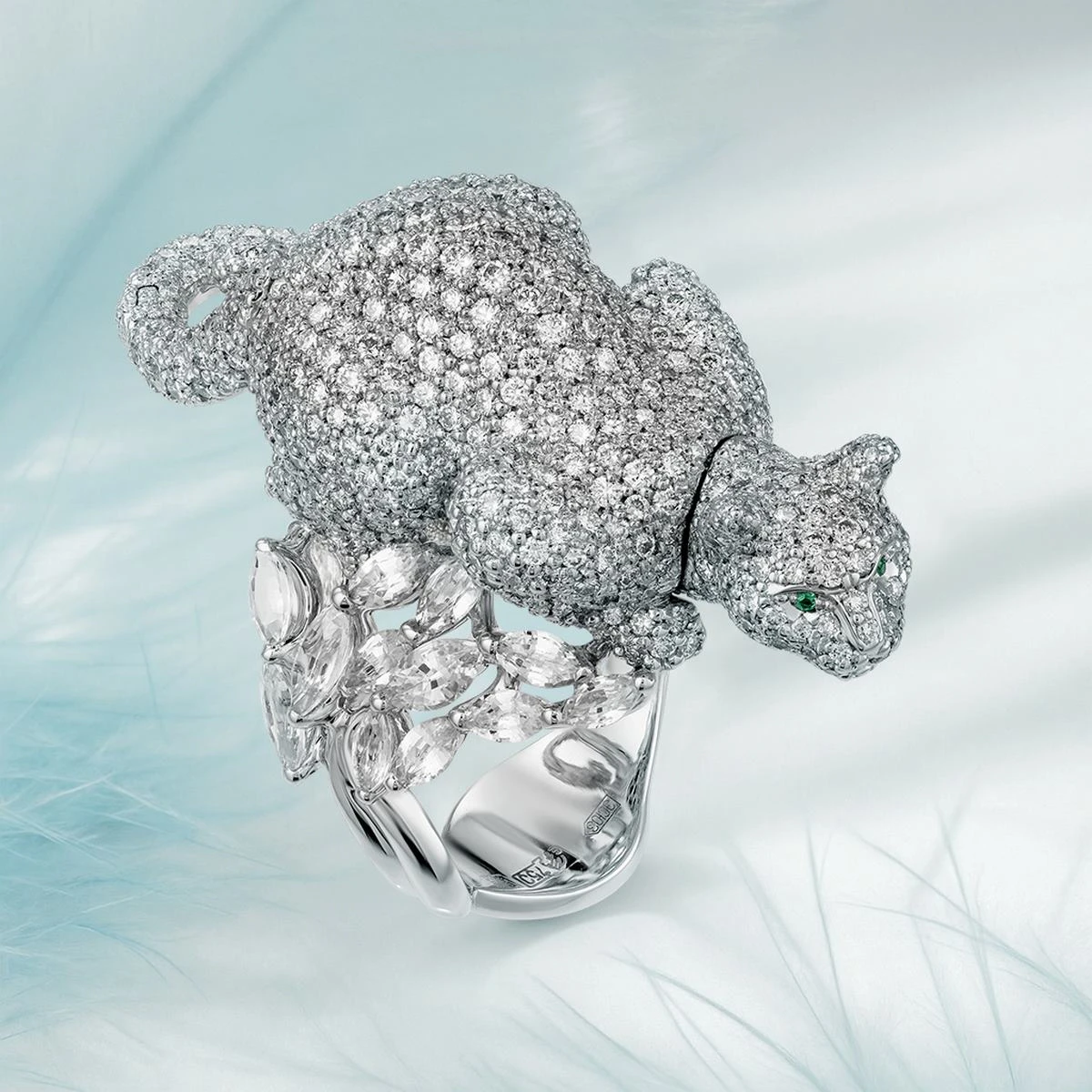 <p>На фото: кольцо <a href="/catalog/products/kolco-koshachya-graciya" rel="noopener" target="_blank">«Кошачья грация»</a></p>