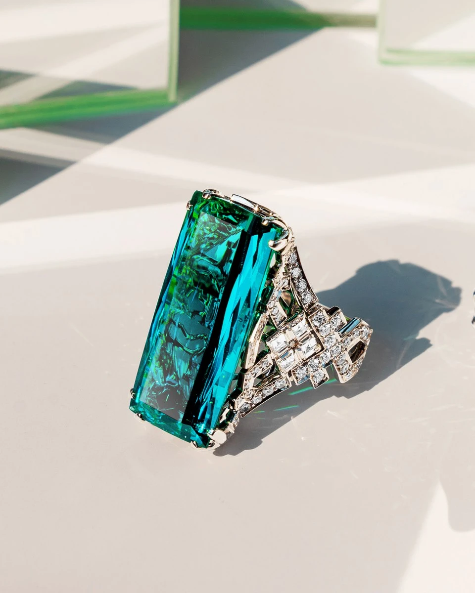 <p>На фото:&nbsp;Кольцо <a href="https://maxim-demidov.ru/products/kolco-elegant">&laquo;Элегант&raquo;</a></p>
