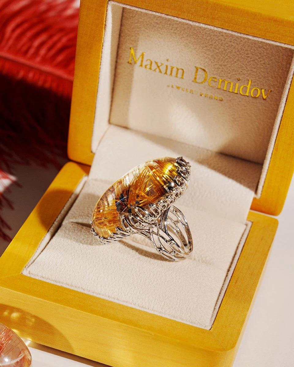 <p data-v-bdbad399="">На фото: Кольцо <a href="https://maxim-demidov.ru/products/kolco-nesushchee-schaste">&laquo;Несущее счастье&raquo;</a></p>
