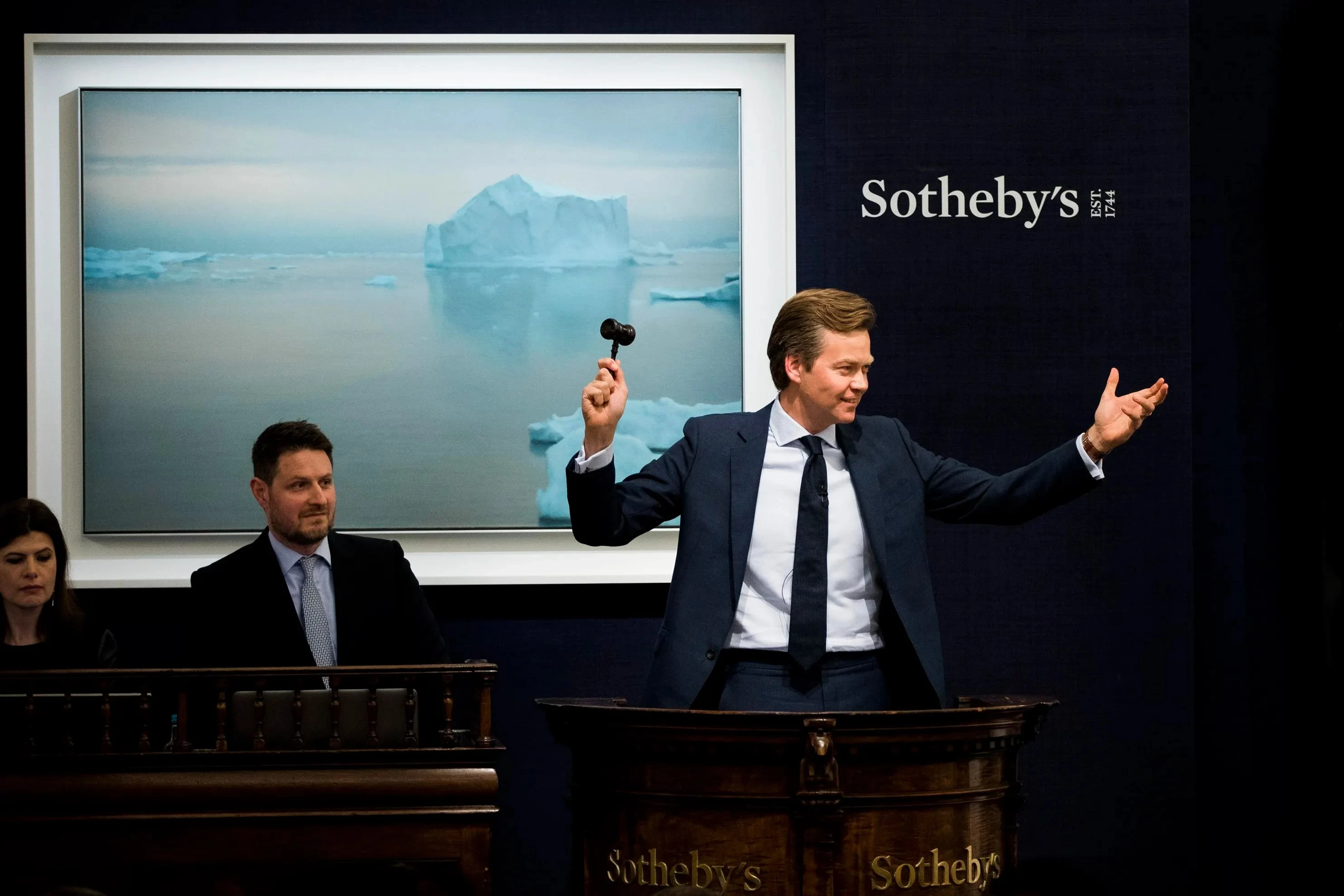 <p><em>На фото: аукцион&nbsp;Sotheby&#39;s</em></p>
