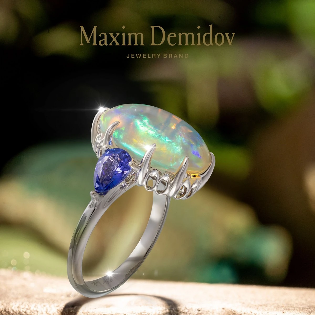 <p>На фото:&nbsp;Кольцо <a href="https://maxim-demidov.ru/products/kolco-prityagivayushchiy-vnimanie">&laquo;Притягивающий внимание&raquo;</a></p>
