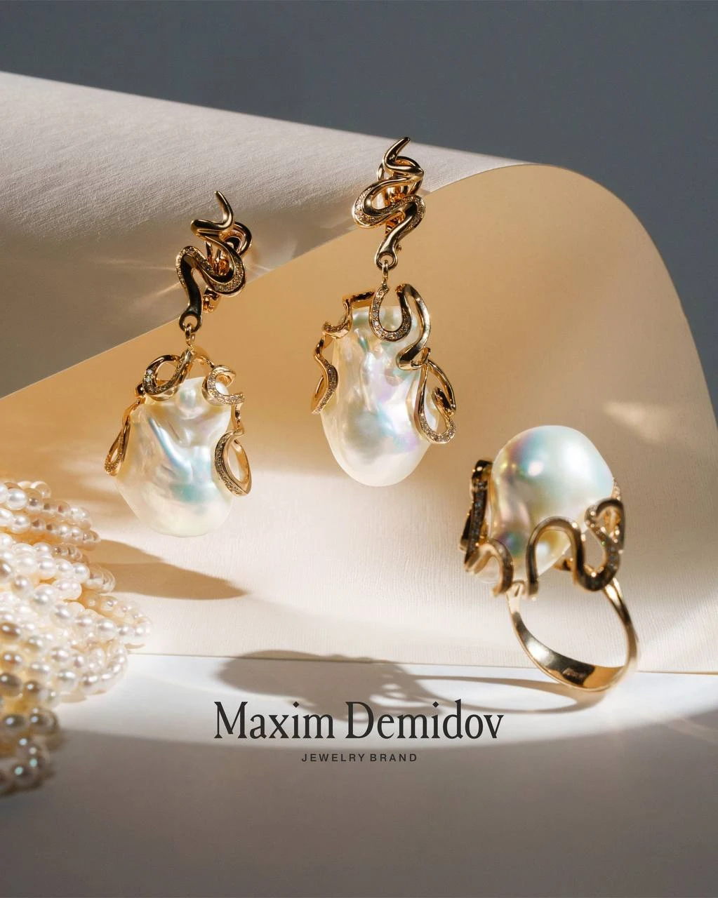 <p><em>На фото: гарнитур с жемчугом&nbsp;<a data-entity-type="MessageEntityUrl" dir="auto" href="https://maxim-demidov.ru/products/garnitur-kifera?utm_source=telegram&amp;utm_medium=messenger&amp;utm_campaign=kiferagarnitur" rel="noopener noreferrer" target="_blank" title="https://maxim-demidov.ru/products/garnitur-kifera?utm_source=telegram&amp;utm_medium=messenger&amp;utm_campaign=kiferagarnitur">&laquo;Кифера&raquo;</a>&nbsp;от Ювелирного дома Maxim Demidov</em></p>
