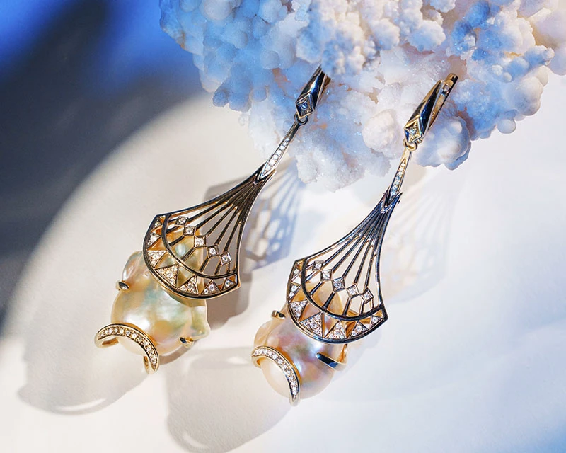 <p>На фото:&nbsp;Серьги <a href="https://maxim-demidov.ru/products/sergi-sokrovishe-vne-vremeni">&laquo;Сокровище вне времени&raquo;</a></p>
