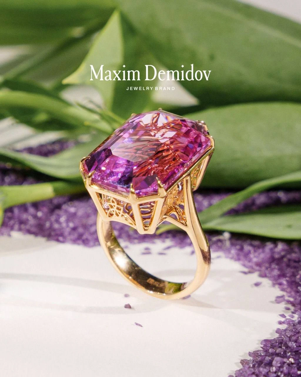 <p><em>На фото: кольцо с кунцитом&nbsp;<a href="https://maxim-demidov.ru/products/kolco-sirenevyj-vals" target="_blank">&laquo;Сиреневый вальс&raquo;</a> от Ювелирного дома&nbsp;Maxim Demidov</em></p>
