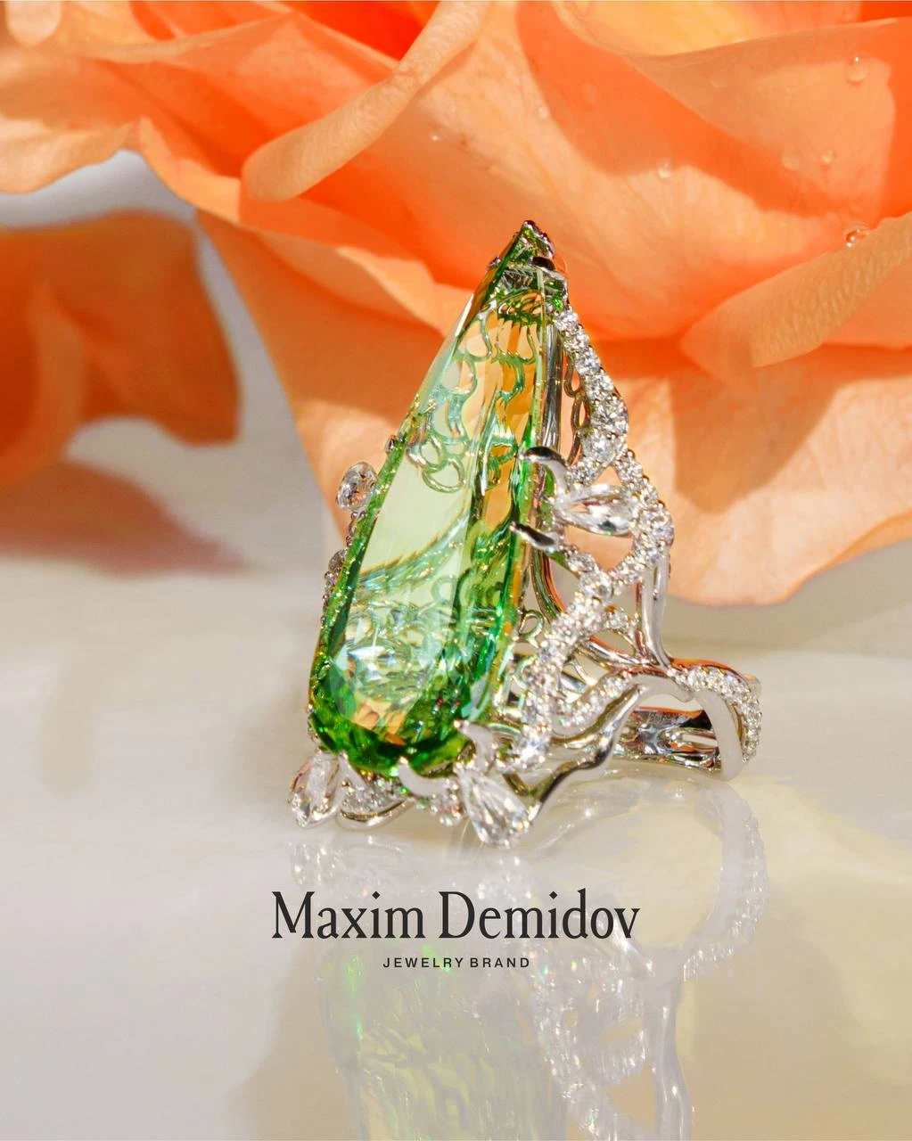 <p><em>На фото: кольцо с мятным турмалином <a href="https://maxim-demidov.ru/products/kolco-pyat-stihiy-2" target="_blank">«Сенсация»</a> от Ювелирного дома Maxim Demidov</em></p>