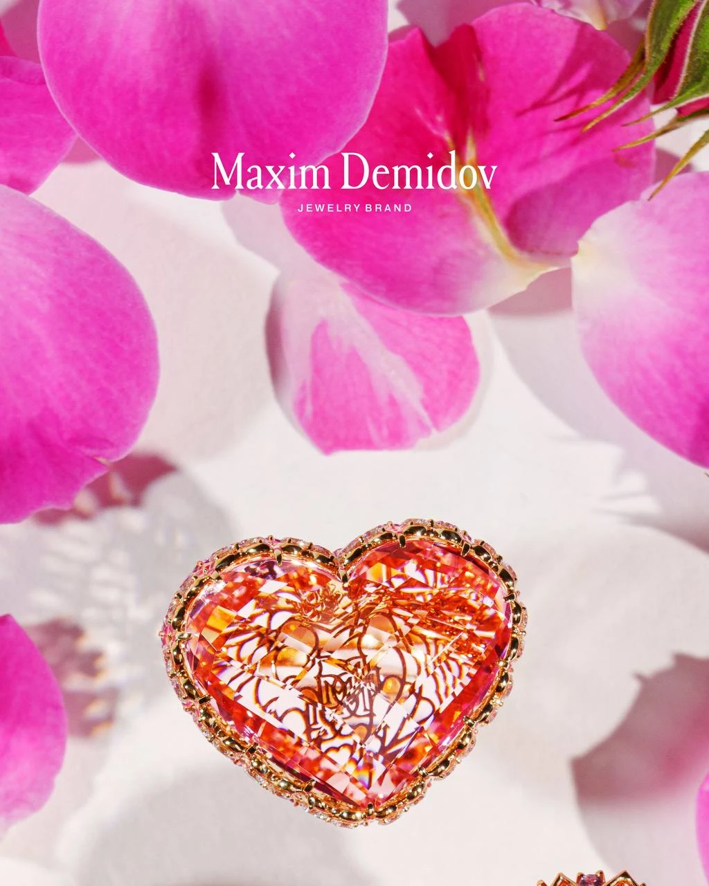 <p><em>На фото: кольцо с марганитом в фантазийной огранке «сердце» <a href="https://maxim-demidov.ru/products/kolco-cvetushee-serdce" target="_blank">«Цветущее сердце»</a> от Ювелирного дома Maxim Demidov</em></p>