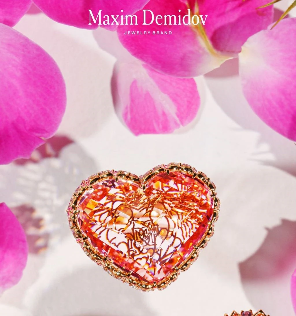<p><em>На фото: кольцо с марганитом в фантазийной огранке «сердце» <a href="https://maxim-demidov.ru/products/kolco-cvetushee-serdce" target="_blank">«Цветущее сердце»</a> от Ювелирного дома Maxim Demidov</em></p>