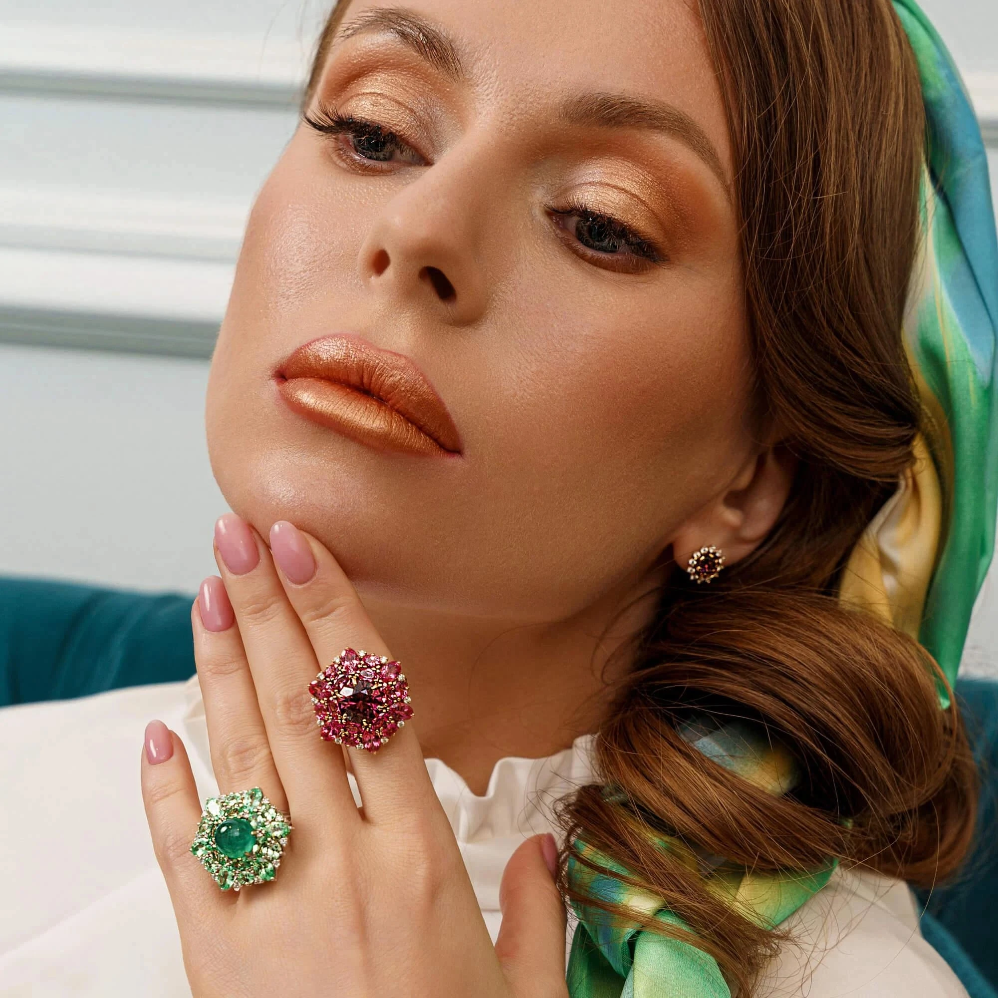 <p><em>На фото: кольца в стиле «винтаж»: с изумрудом <a href="https://maxim-demidov.ru/products/kolco-magiya-provansa" target="_blank">«Магия Прованса»</a> и с турмалином <a href="https://maxim-demidov.ru/products/kolco-nezhnaya-kameliya" target="_blank">«Нежная камелия»</a> от Ювелирного дома Maxim Demidov</em></p>