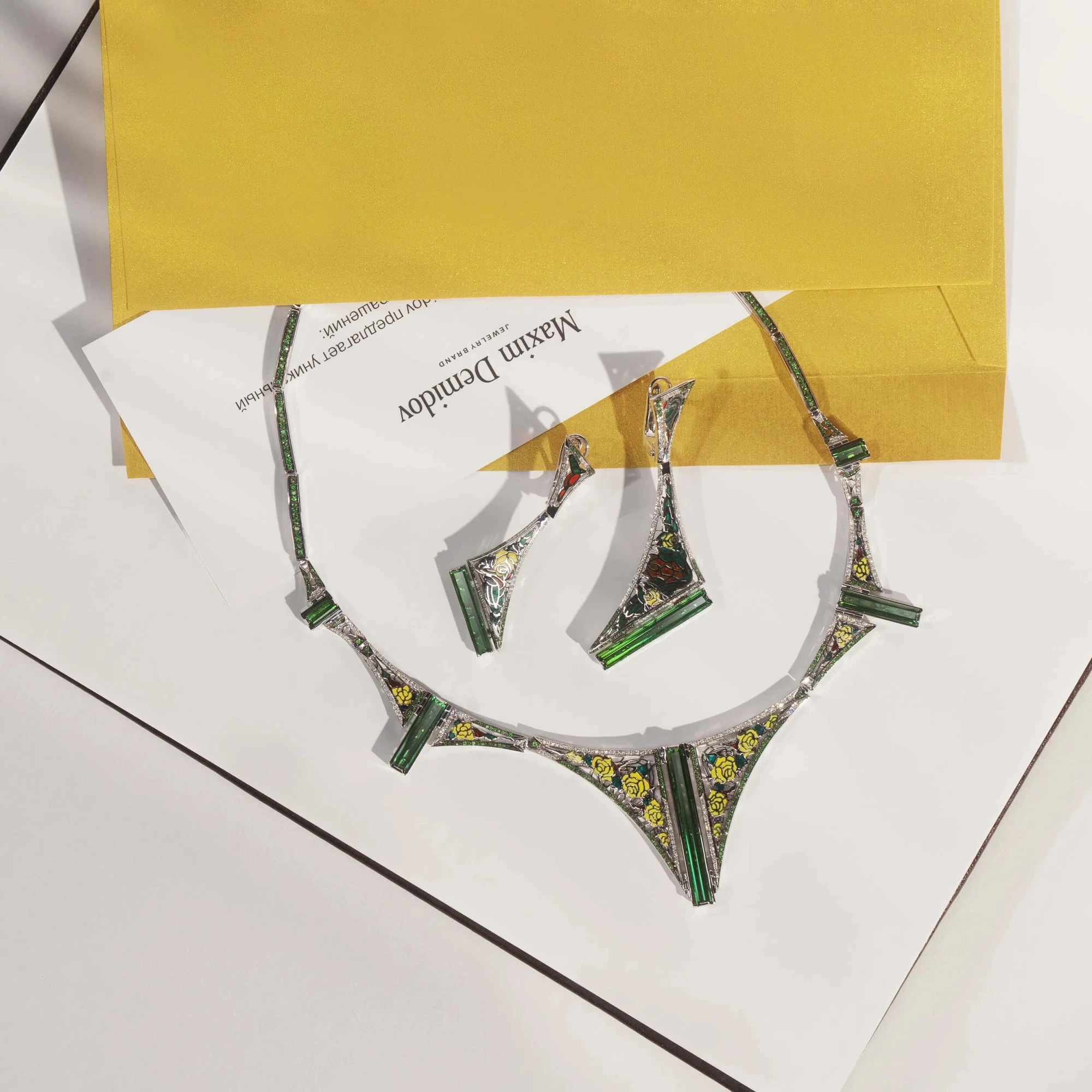 <p><em>На фото: гарнитур с турмалинами стиле «винтаж» <a href="https://maxim-demidov.ru/products/garnitur-lusso" target="_blank">«Луссо»</a> от Ювелирного дома Maxim Demidov</em></p>
<p> </p>