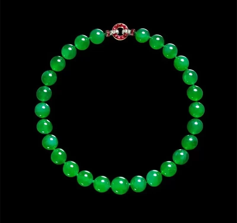 <p><em>На фото: жадеитовые бусы от Ювелирного дома&nbsp;Cartier&nbsp;</em></p>
