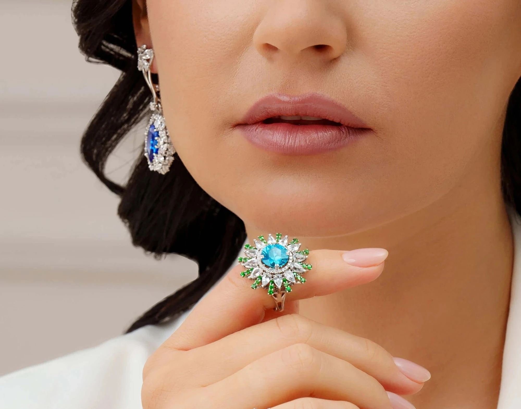 <p><em>На фото: кольцо с голубым цирконом&nbsp;<a href="https://maxim-demidov.ru/products/kolco-vozrozhdenie" target="_top">&laquo;Возрождение&raquo;</a> от Ювелирного дома Maxim Demidov</em></p>
