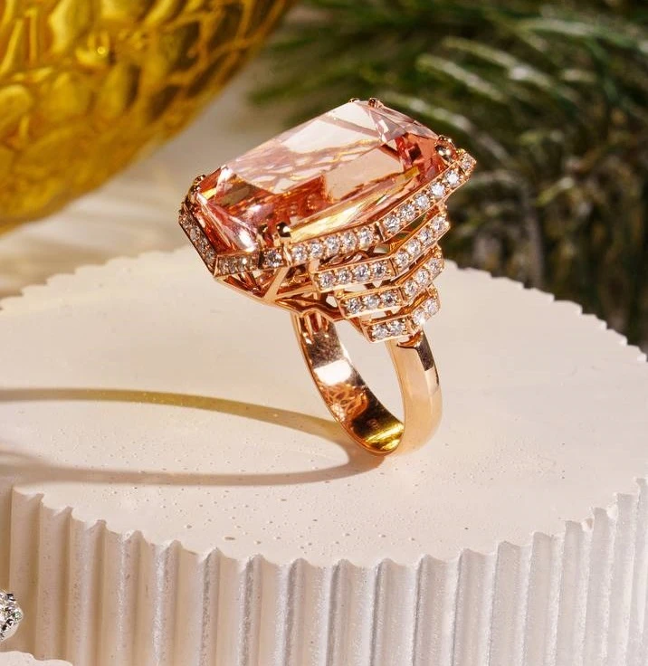 <p><em>На фото: кольцо с морганитом&nbsp;<a href="https://maxim-demidov.ru/products/kolco-vozrozhdenie-klassiki" target="_blank">&laquo;Возрождение классики&raquo;</a> от Ювелирного дома&nbsp;Maxim Demidov</em></p>
