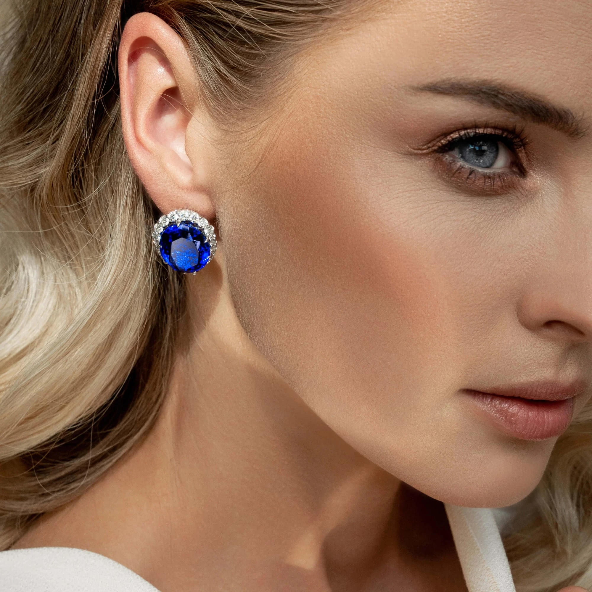 <p><em>На фото: серьги <a href="https://maxim-demidov.ru/products/sergi-v-okeane-roskoshi" target="_blank">«В океане роскоши»</a> от Ювелирного дома Maxim Demidov</em></p>