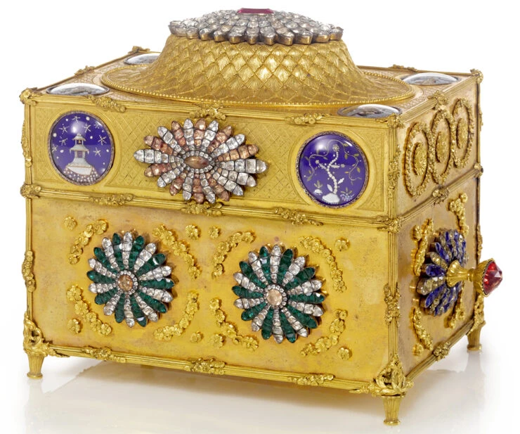 <p><em>На фото: Шкатулка с часами Георга III. Серебро, позолота, эмаль. Приблизительно 1790 г. изготовления. Продано за 146 тыс.$</em></p>