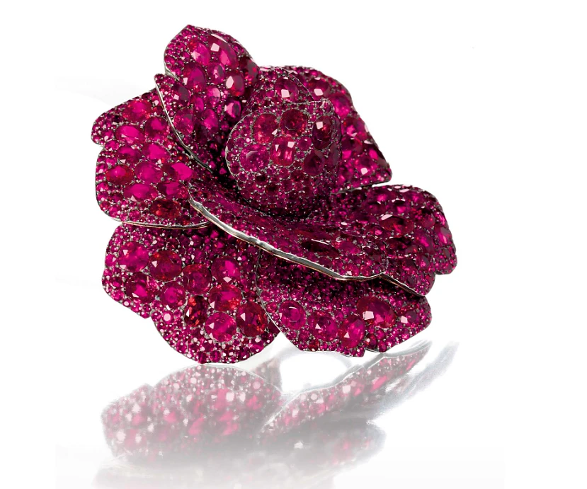 <p><em>На фото: Брошь «Рубиновый цветок» от этого Ювелирного дома JAR. 2003 год</em></p>