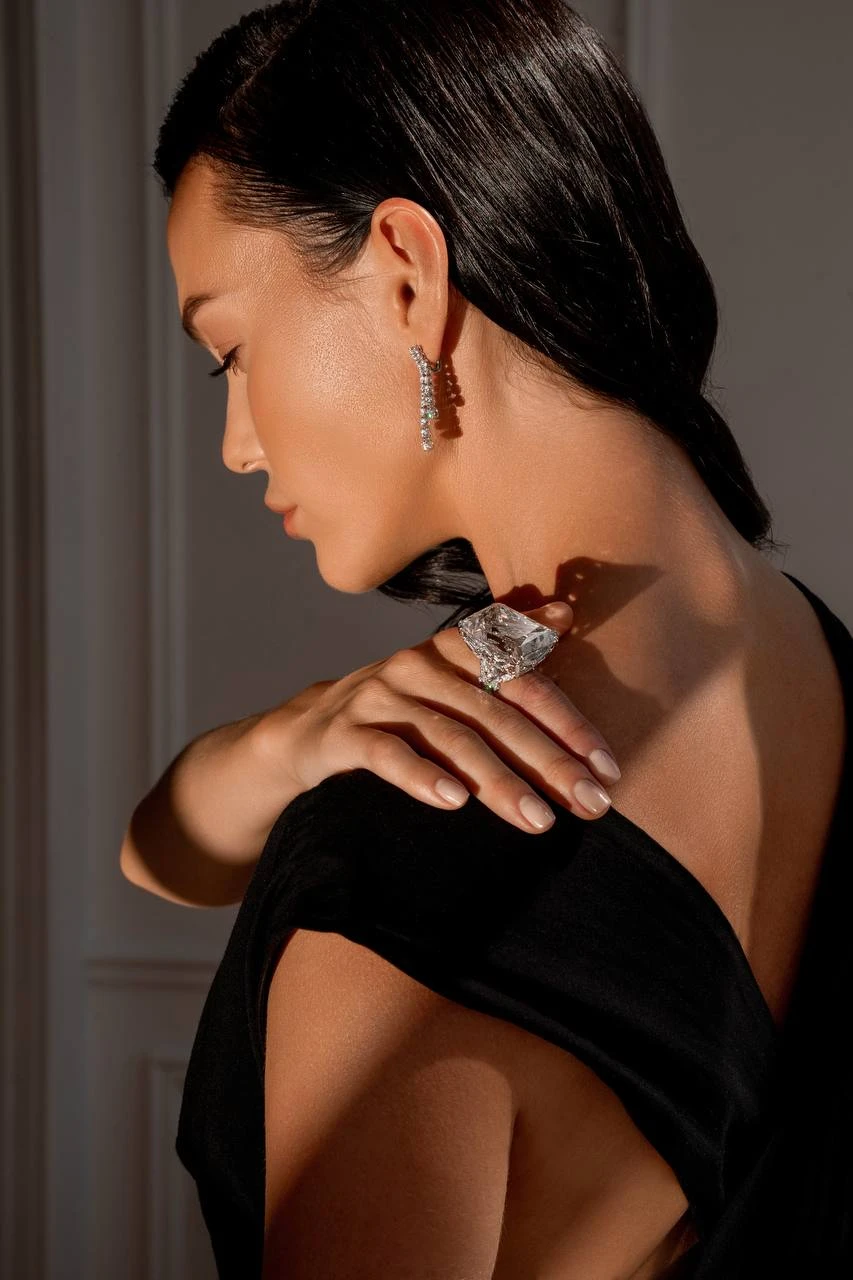 <p><em>На фото: кольцо с крупным фенакитом <a href="https://maxim-demidov.ru/products/kolco-dyhanie-mira" target="_blank">«Дыхание мира»</a> от Ювелирного дома Maxim Demidov</em></p>