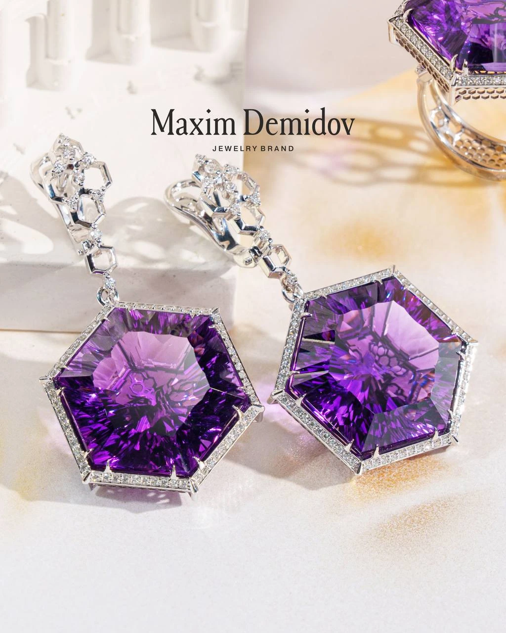 <p><em>На фото: серьги с крупными аметистами <a href="https://maxim-demidov.ru/products/sergi-siyanie-vechnogo-goroda" target="_blank">«Сияние Вечного города»</a> от Ювелирного дома Maxim Demidov</em></p>