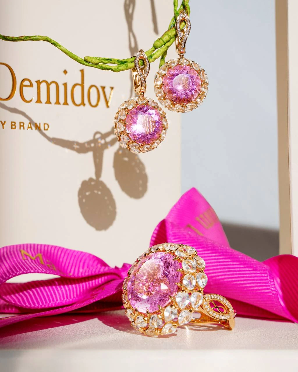 <p><em>На фото: гарнитур с морганитами <a href="https://maxim-demidov.ru/products/garnitur-dragocennyh-chudes-perelivy" target="_blank">«Драгоценных чудес переливы»</a> от Ювелирного дома Maxim Demidov</em></p>