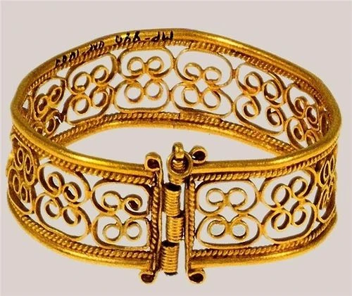 <p><em>На фото: древнеруский браслет в технике скань</em></p>
