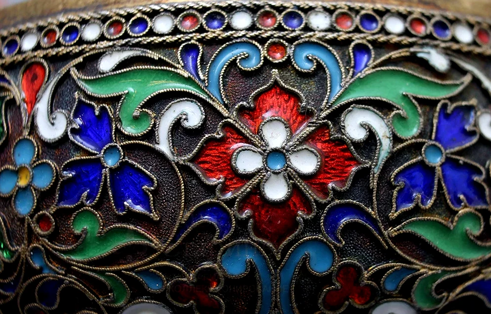 <p><em>На фото: элемент древнерусского&nbsp;украшения в технике финифть</em></p>
