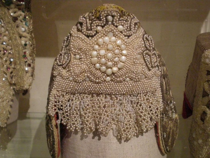 <p><em>На фото: древнерусский головной убор в технике&nbsp;крытьё жемчугом</em></p>
