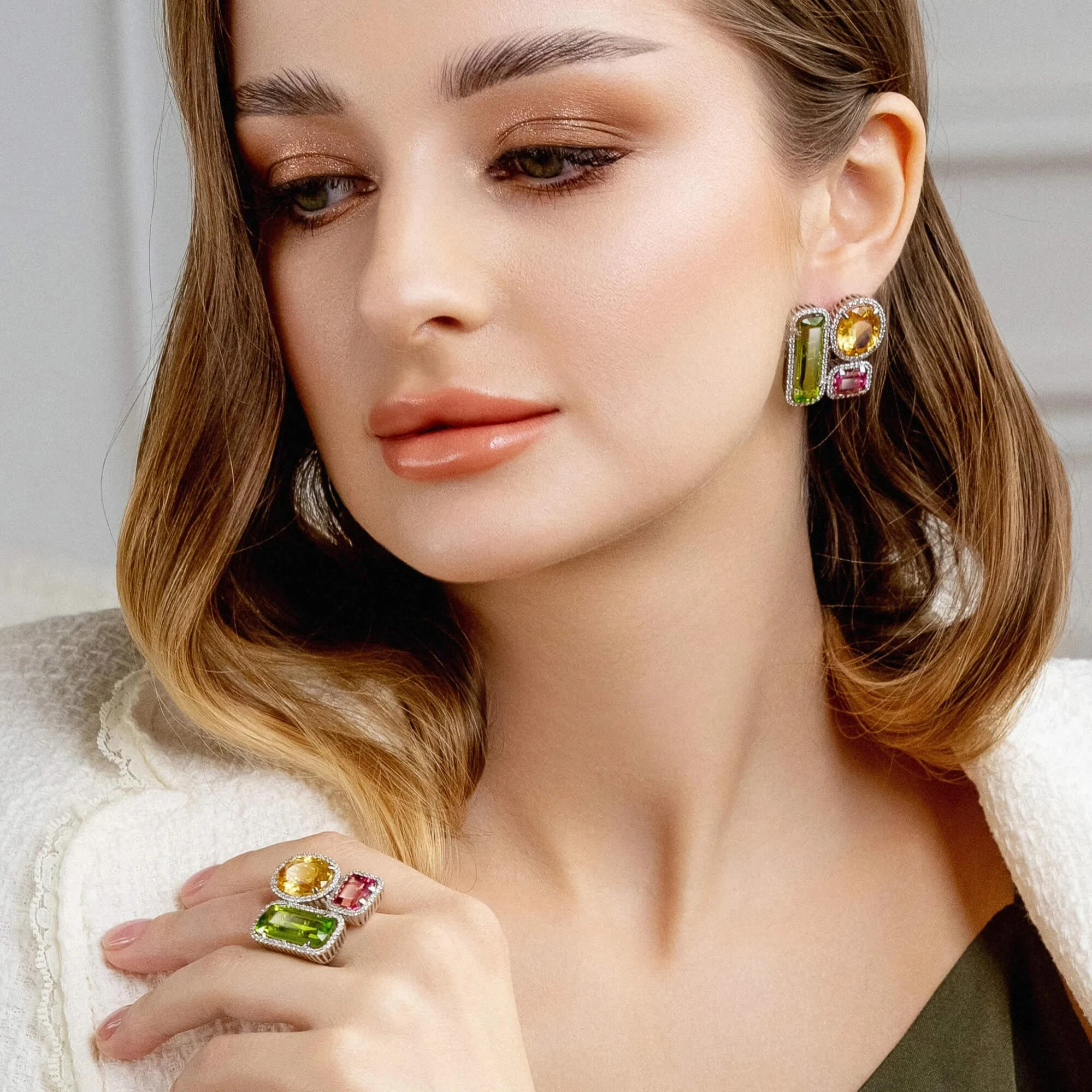 <p><em>На фото: гарнитур в стиле фьюжн <a href="https://maxim-demidov.ru/products/garnitur-geometriya-4" target="_blank">«Одухотворенность»</a> от Ювелирного дома Maxim Demidov</em></p>