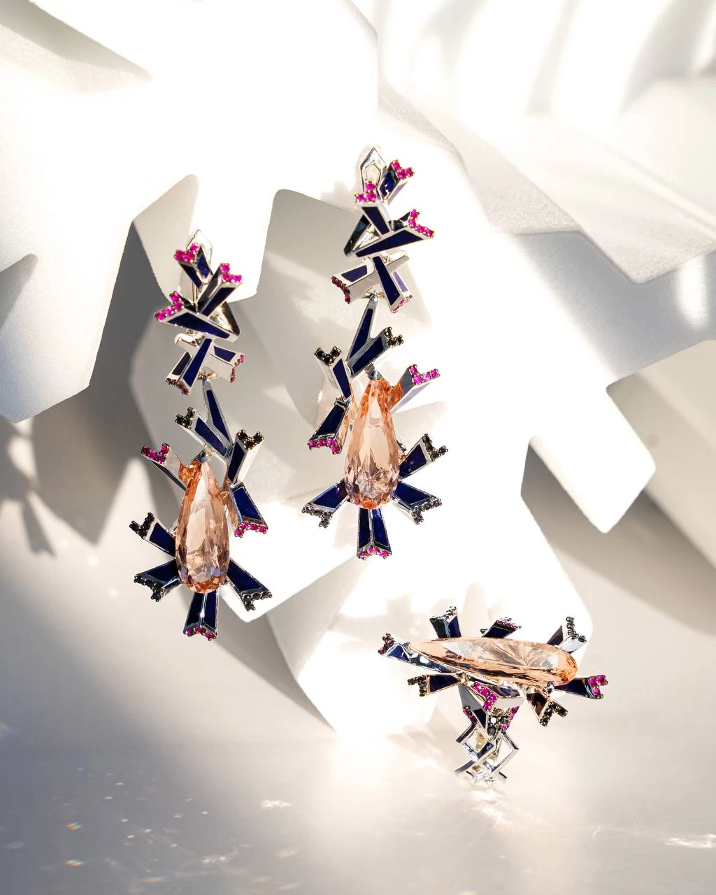 <p><em>На фото: гарнитур в стиле фьюжн <a href="https://maxim-demidov.ru/products/kolco-miyahima" target="_blank">«Мийахима»</a> от Ювелирного дома Maxim Demidov</em></p>
<p><em>*Серьги находятся в частной коллекции</em></p>