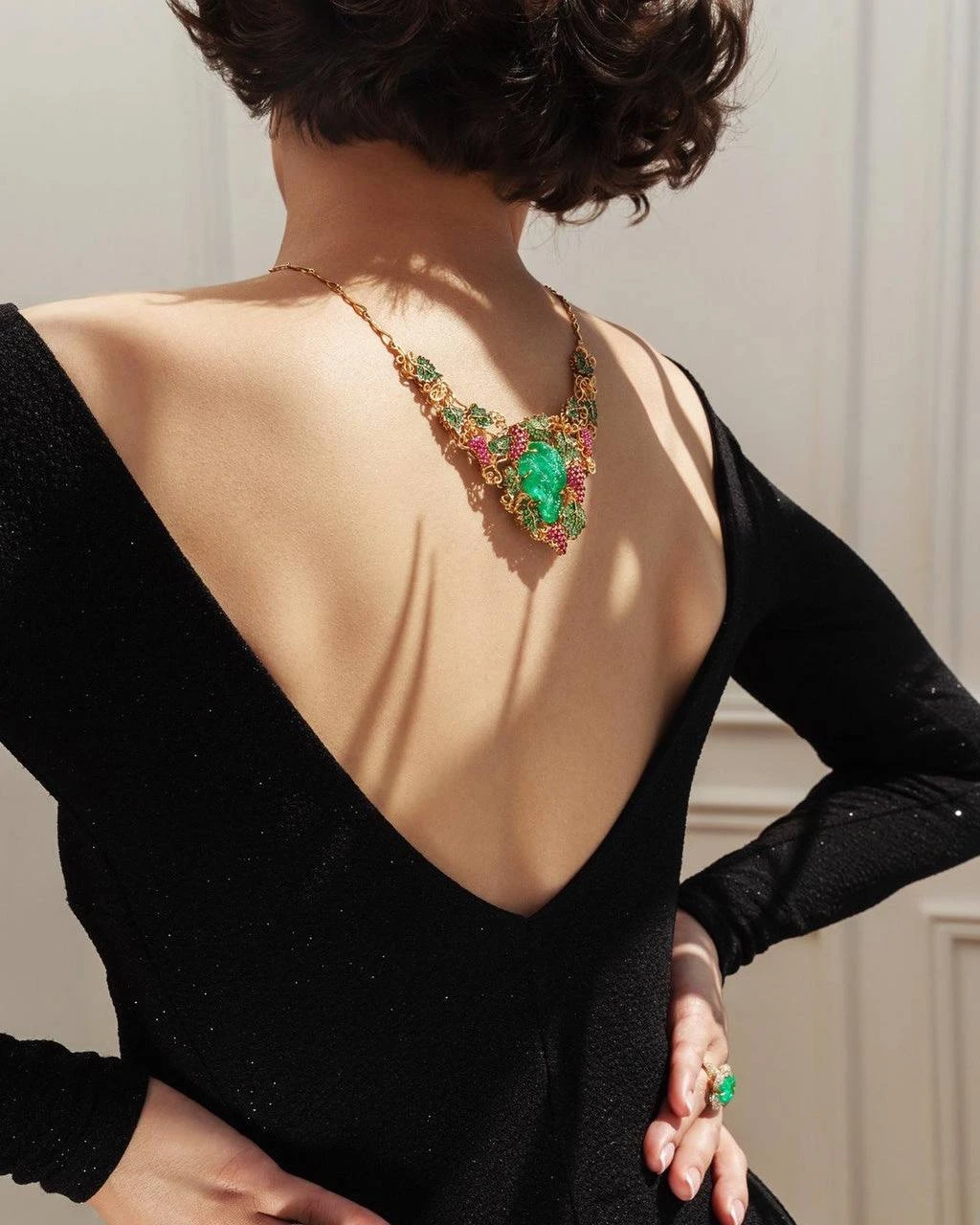 <p><em>На фото: колье в стиле фьюжн <a href="https://maxim-demidov.ru/products/kole-1085411" target="_blank">«Олимпия»</a> от Ювелирного дома Maxim Demidov</em></p>