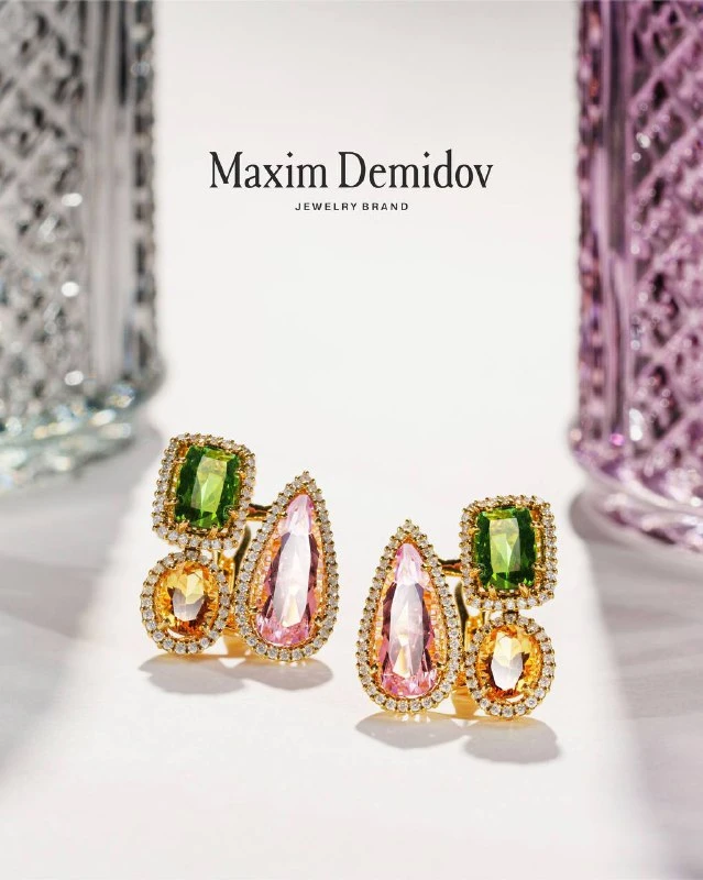 <p><em>На фото: серьги в стиле фьюжн <a href="https://maxim-demidov.ru/products/sergi-del-arte-9" target="_blank">«Контральто»</a> от Ювелирного дома Maxim Demidov </em></p>