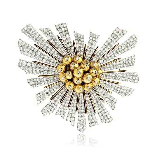 <p><em>На фото: Verdura. Брошь Sunburst. Платина, золото, бриллианты. 1939 год.</em></p>
<p><em>*источник Pinterest</em></p>