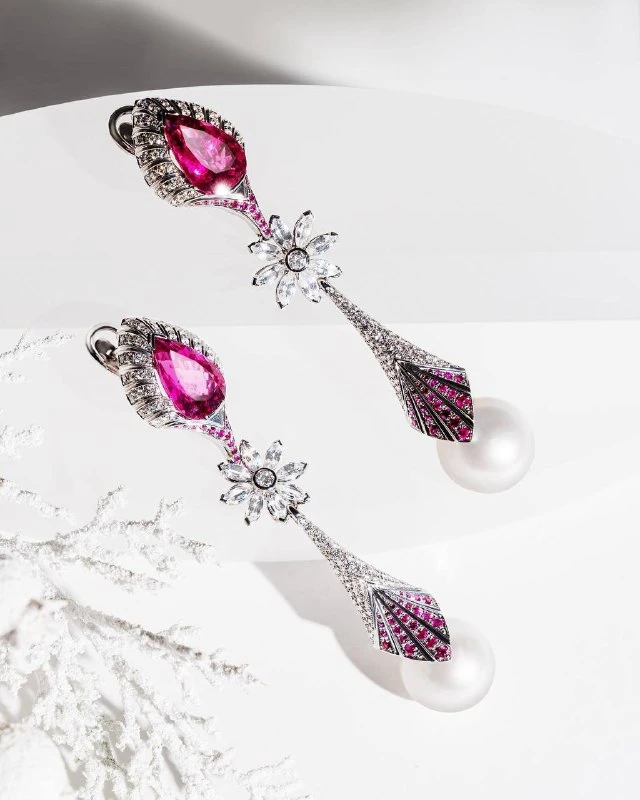 <p><em>На фото: серьги с рубеллитами и жемчугом <a href="https://maxim-demidov.ru/products/sergi-vishnja-v-snegu" target="_blank">«Зимняя вишня»</a> от Ювелирного дома Maxim Demidov</em></p>