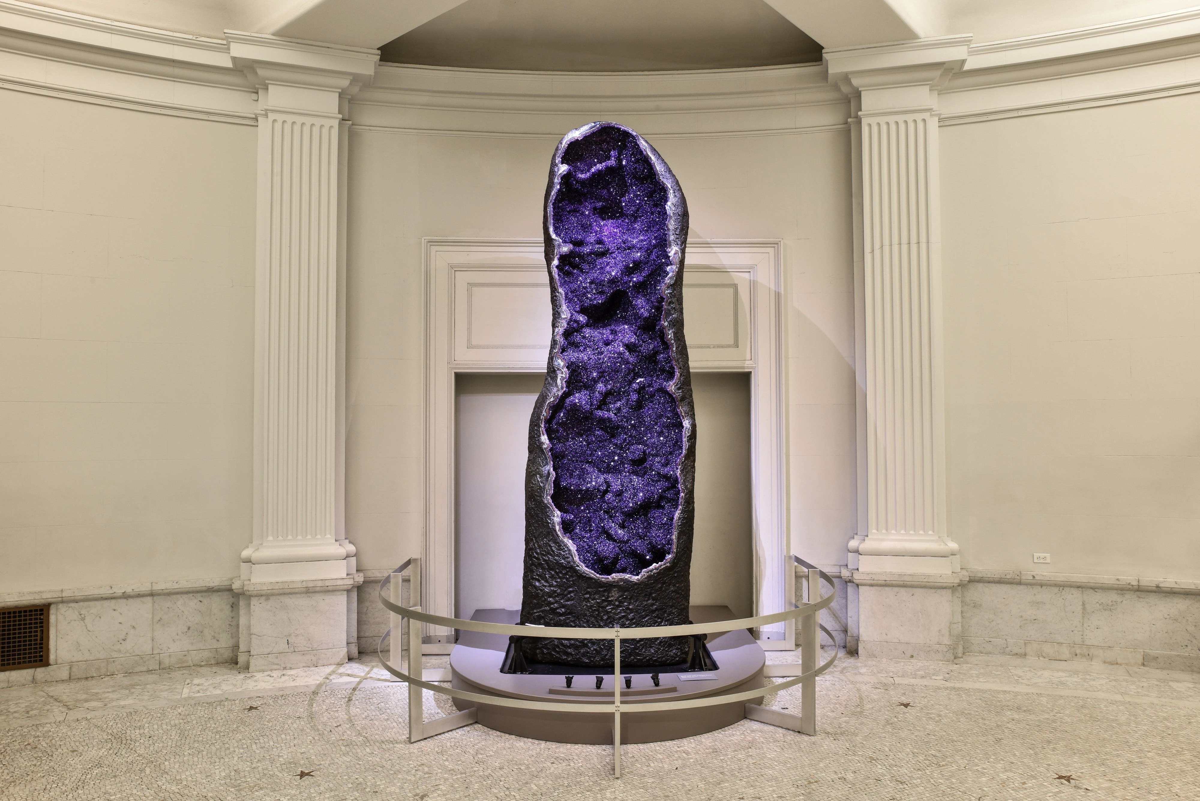 <p><em>На фото: аметистовая жеода «Императрица Уругвая»</em></p>