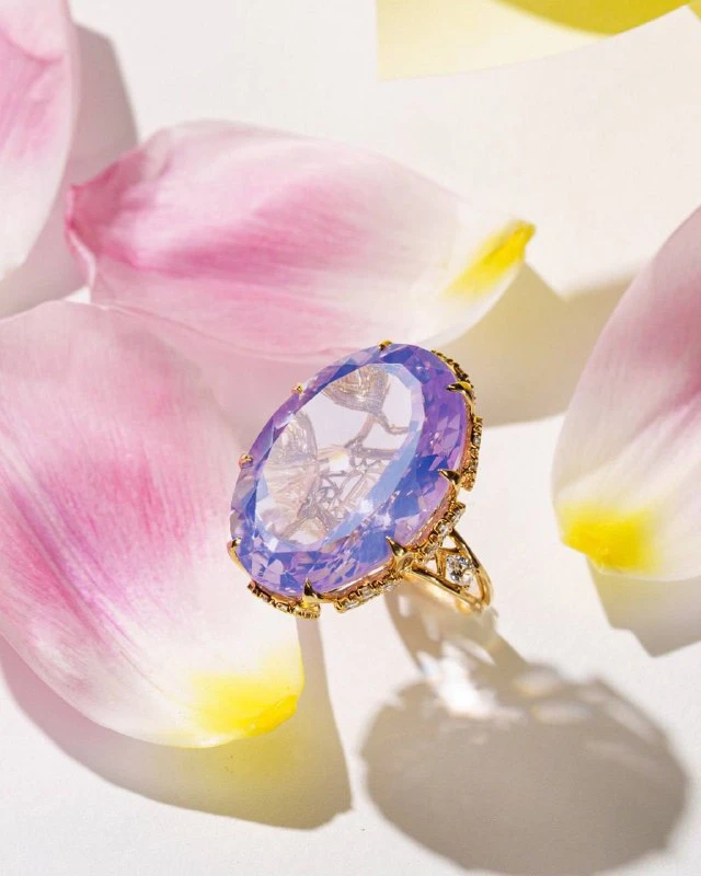 <p><em>На фото: кольцо с лавандовым аметистом <a href="https://maxim-demidov.ru/products/kolco-iyul" target="_blank">«Июль»</a>, весом 77,70 карат от Ювелирного дома Maxim Demidov</em></p>