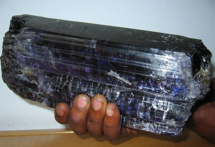 <p><em>На фото: Крупный танзанит в 17 тысяч карат</em></p>