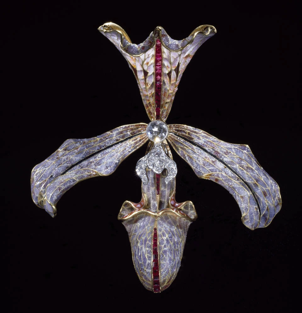 <p><em>На фото:&nbsp;Филипп Вольферс. Украшение для волос в виде орхидеи. 1905-1907 гг.</em></p>
