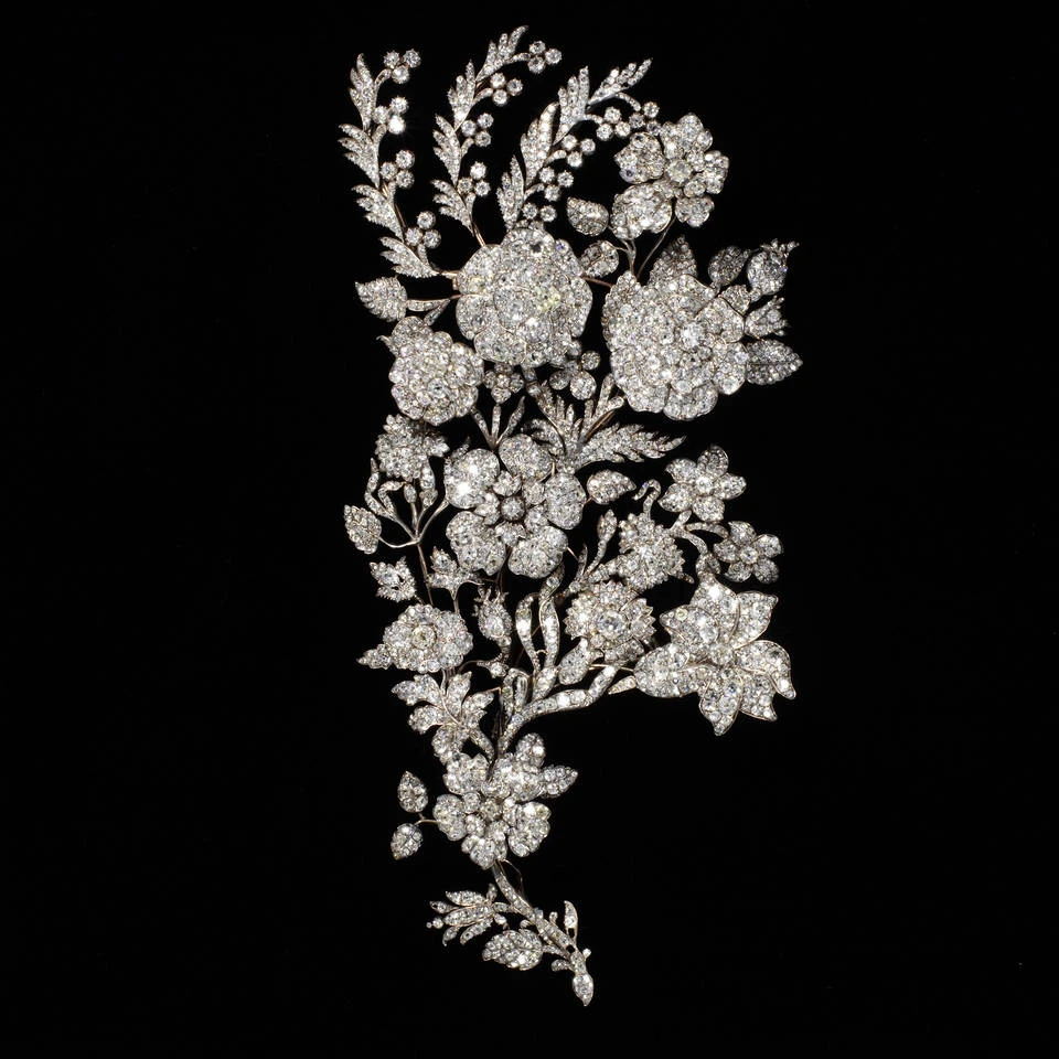 <p><em>На фото:&nbsp;Неизвестный мастер. Украшение для корсета. Около 1850 года, возможно, изготовлено в Англии</em></p>
