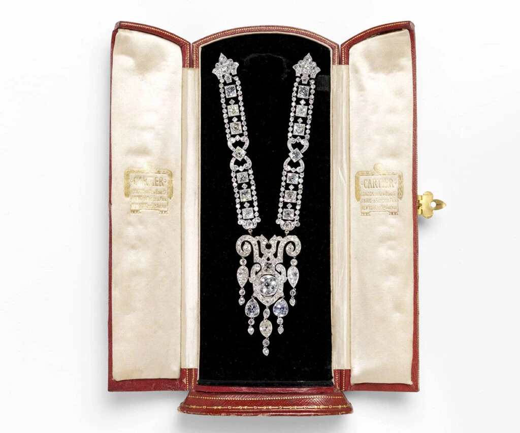 <p><em>На фото:&nbsp;Брошь-кулон. Cartier. Около 1908 г.</em></p>
