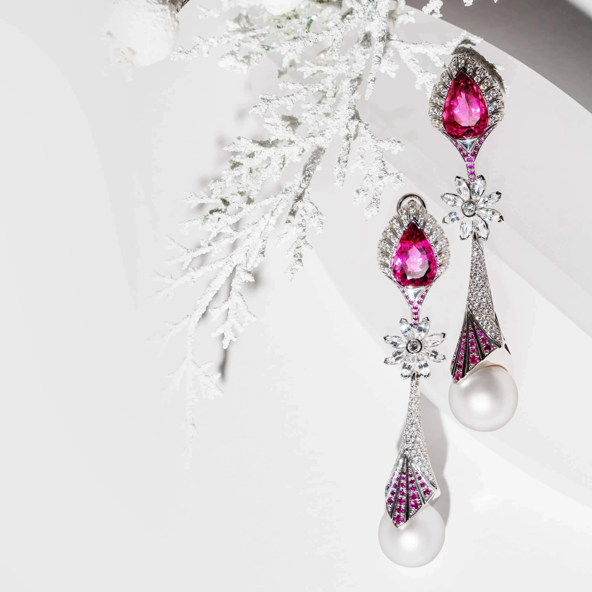 <p><em>На фото: серьги с жемчугом&nbsp;<a href="https://maxim-demidov.ru/products/sergi-2001937" target="_blank">&laquo;Зимняя вишня&raquo;</a> от Ювелирного дома&nbsp;Maxim Demidov</em></p>
