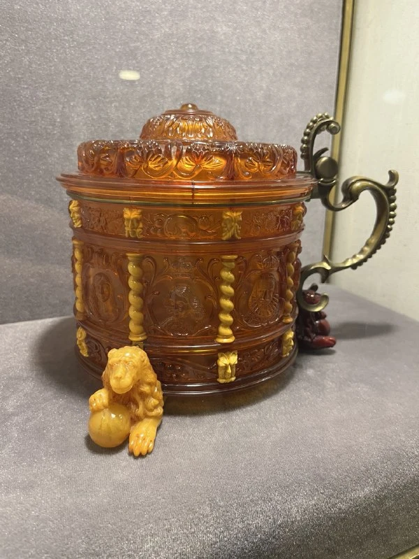 <p><em>На фото: поделка из янтаря. Музей Янтаря г. Калининград</em></p>
