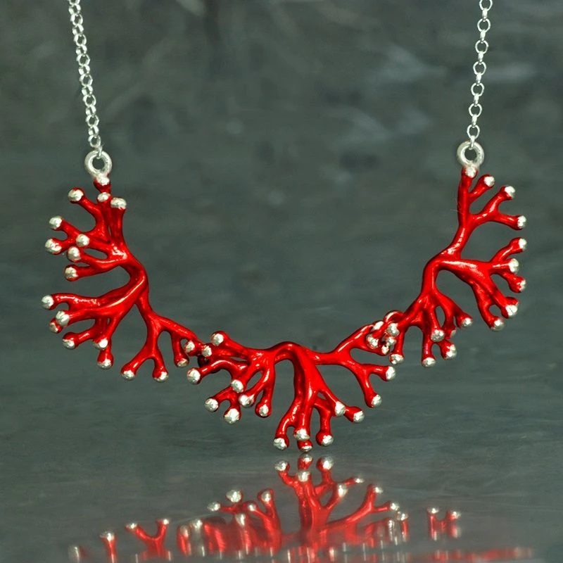 <p><em>На фото: украшение с кораллом</em></p>
