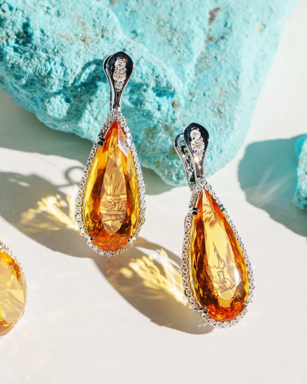 <p><em>На фото: серьги с цитринами&nbsp;<a href="https://maxim-demidov.ru/products/sergi-zolotom-goryat" target="_blank">&laquo;Золотом горят&raquo;</a> от Ювелирого дома&nbsp;Maxim Demidov</em></p>
